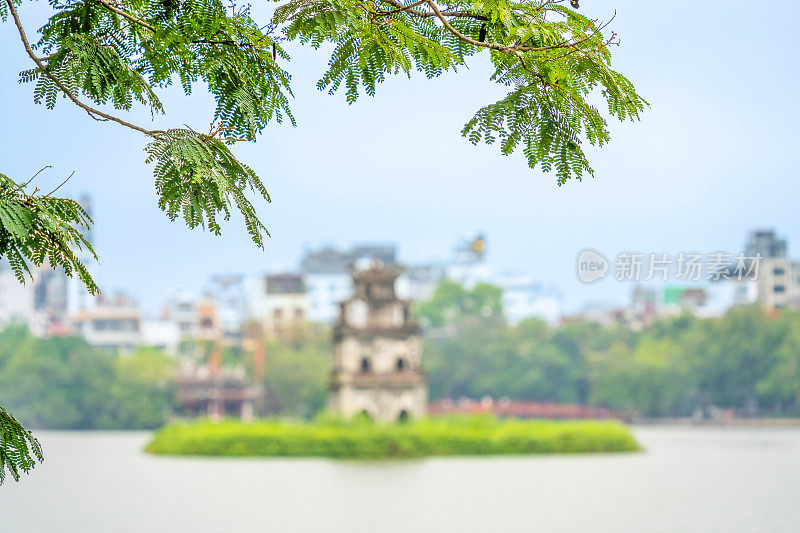 早上在河内市中心的还剑湖(Ho Guom)。还剑湖是河内著名的旅游胜地。旅游和景观的概念。